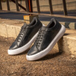 sapatênis masculino preto apoiado em um degrau